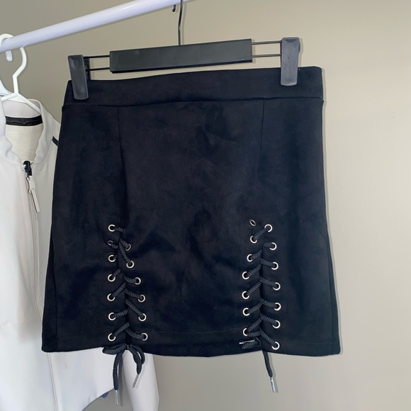 Sultury Black faux-suede mini skirt - Picture 2 of 4